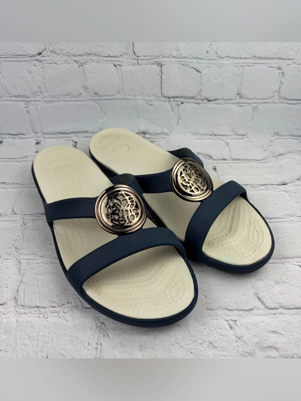 Crocs Sanrah Circle Slide Sandals Women Size 8 Navy Blue Stucco Medallion